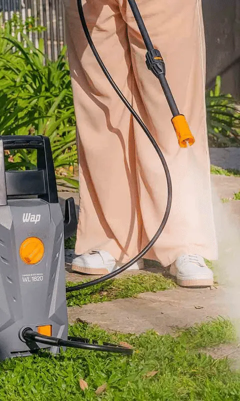 Lavadora de Alta Pressão WAP WL 1820 em uso